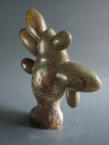 PIE DE CACTO, 2007, serpentijn, H 35 cm     - IN PRIVË-COLLECTIE -